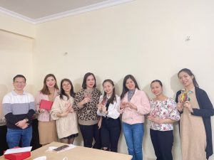 Ban Giám Đốc trao cúp lưu niệm và quà tri ân